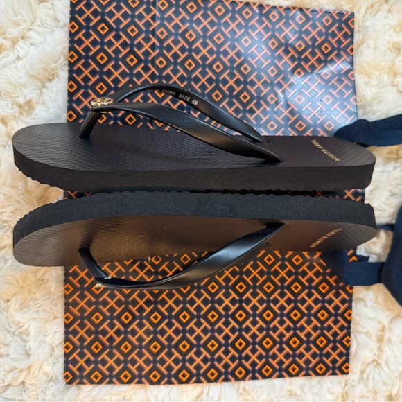 Brand New Without Tag Tory Burch Black Sandals with Logo Medallion Never Worn! - Picture 4 of 5